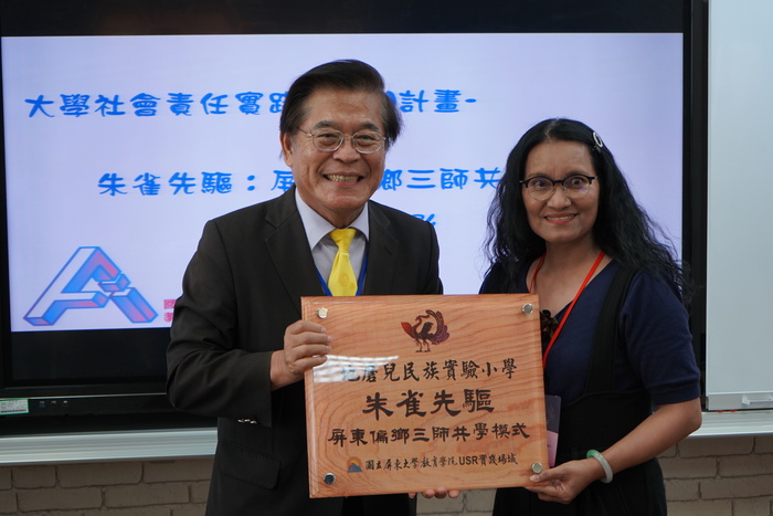 本校贈合作掛牌予地磨兒民族實驗小學圖片