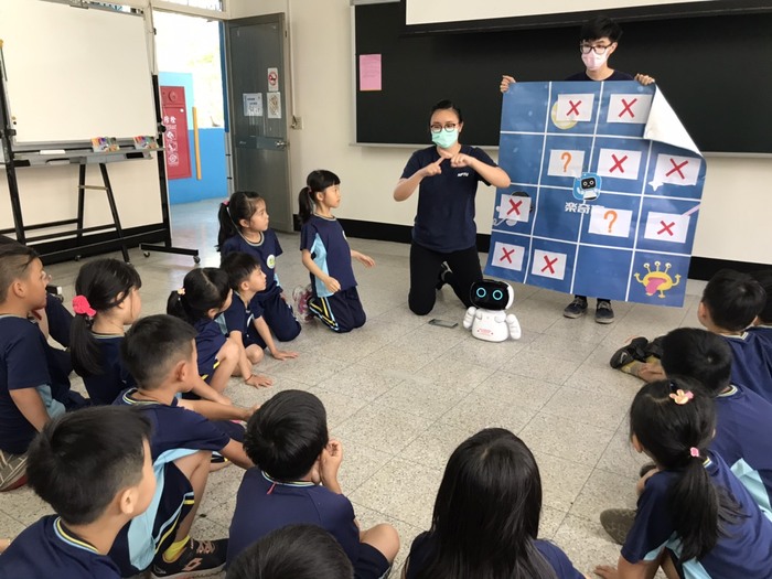 (活動快報)20210504師資生至東海國小及東海國小附設幼兒園，協助辦理國小低年級及幼兒園學童運算思維和運用機器人進行跨領域教學的分享圖片