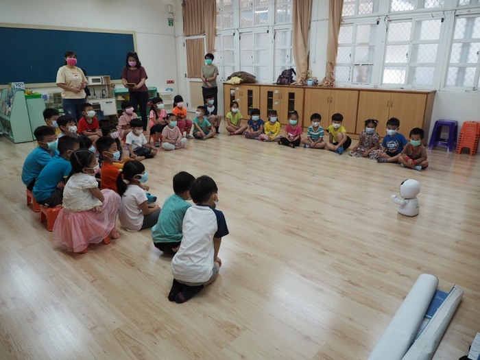 (活動快報)20210504師資生至東海國小及東海國小附設幼兒園，協助辦理國小低年級及幼兒園學童運算思維和運用機器人進行跨領域教學的分享圖片