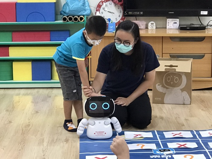 (活動快報)20210504師資生至東海國小及東海國小附設幼兒園，協助辦理國小低年級及幼兒園學童運算思維和運用機器人進行跨領域教學的分享圖片