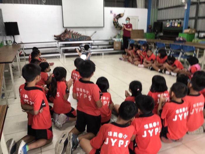 (活動快報)20210503師資生至佳義國小及佳義國小附設幼兒園，協助辦理國小低年級及幼兒園學童運算思維和運用機器人進行跨領域教學分享圖片
