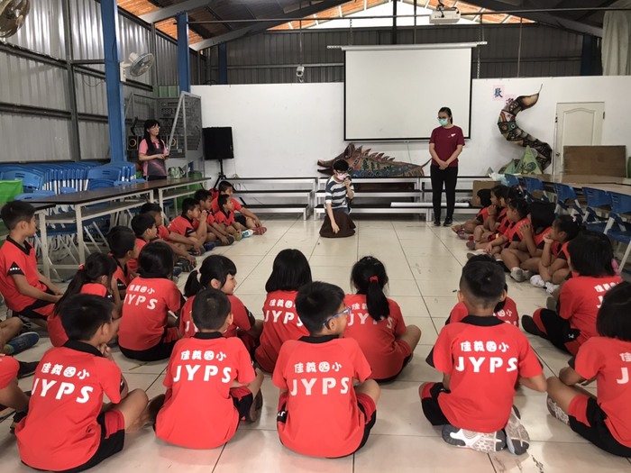 (活動快報)20210503師資生至佳義國小及佳義國小附設幼兒園，協助辦理國小低年級及幼兒園學童運算思維和運用機器人進行跨領域教學分享圖片