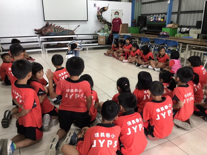 (活動快報)20210503師資生至佳義國小及佳義國小附設幼兒園，協助辦理國小低年級及幼兒園學童運算思維和運用機器人進行跨領域教學分享圖片