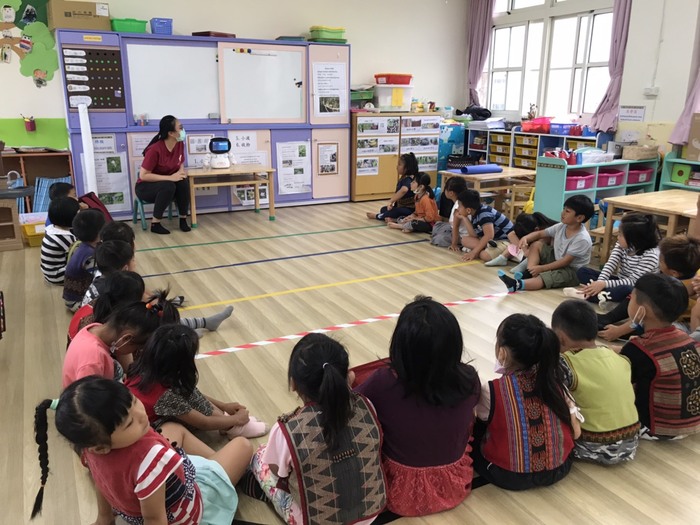 (活動快報)20210503師資生至佳義國小及佳義國小附設幼兒園，協助辦理國小低年級及幼兒園學童運算思維和運用機器人進行跨領域教學分享圖片