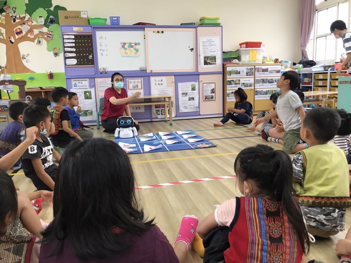 (活動快報)20210503師資生至佳義國小及佳義國小附設幼兒園，協助辦理國小低年級及幼兒園學童運算思維和運用機器人進行跨領域教學分享圖片
