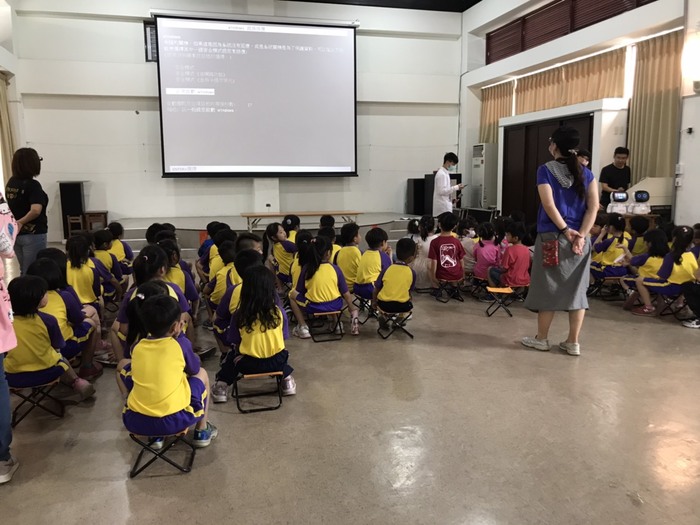 (活動快報)20210419師資生至佳冬國小及佳冬國小附設幼兒園，協助辦理國小低年級及幼兒園學童運算思維和運用機器人進行跨領域教學的分享圖片