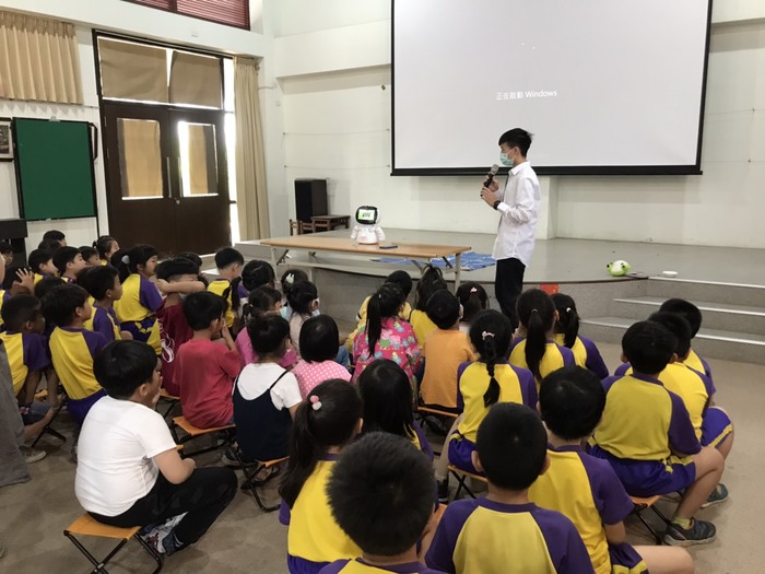 (活動快報)20210419師資生至佳冬國小及佳冬國小附設幼兒園，協助辦理國小低年級及幼兒園學童運算思維和運用機器人進行跨領域教學的分享圖片