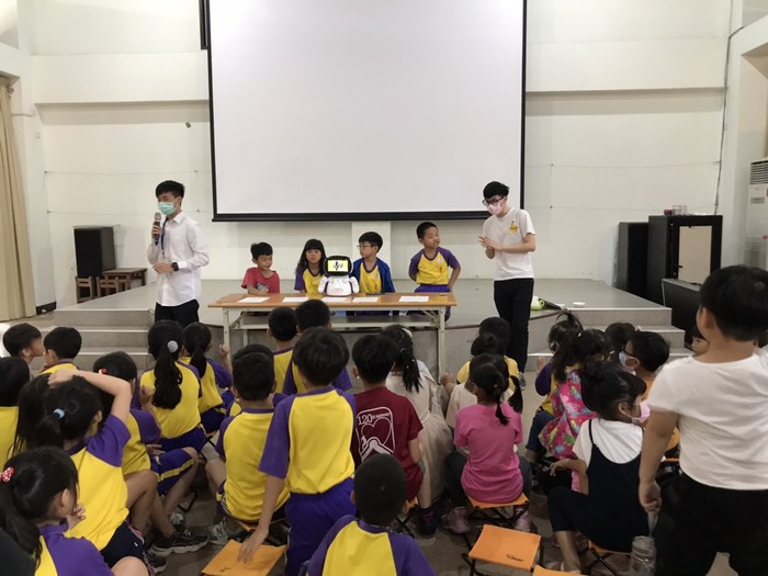 (活動快報)20210419師資生至佳冬國小及佳冬國小附設幼兒園，協助辦理國小低年級及幼兒園學童運算思維和運用機器人進行跨領域教學的分享圖片