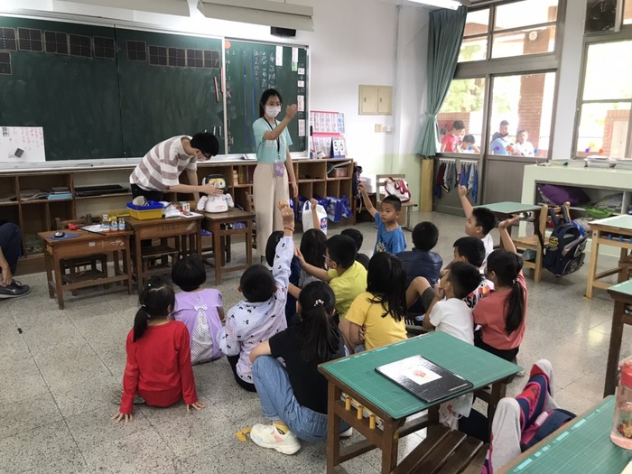 (活動快報)20210422師資生至玉光國小協助辦理低年級運算思維以及運用機器人進行跨領域教學分享圖片