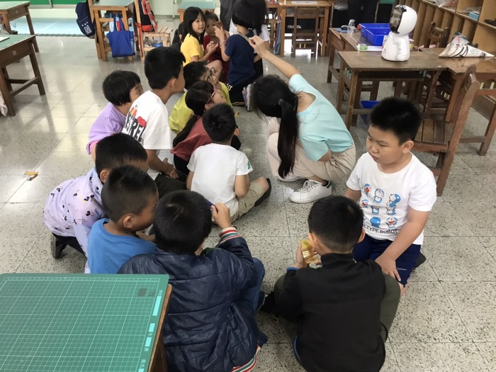 (活動快報)20210422師資生至玉光國小協助辦理低年級運算思維以及運用機器人進行跨領域教學分享圖片