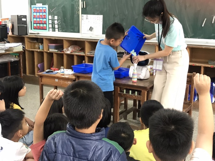 (活動快報)20210422師資生至玉光國小協助辦理低年級運算思維以及運用機器人進行跨領域教學分享圖片