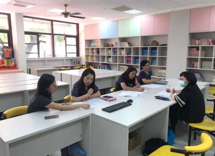 0113本子計畫英語素養課程潘怡靜主任至佳冬國小討論英語文化交流活動圖片